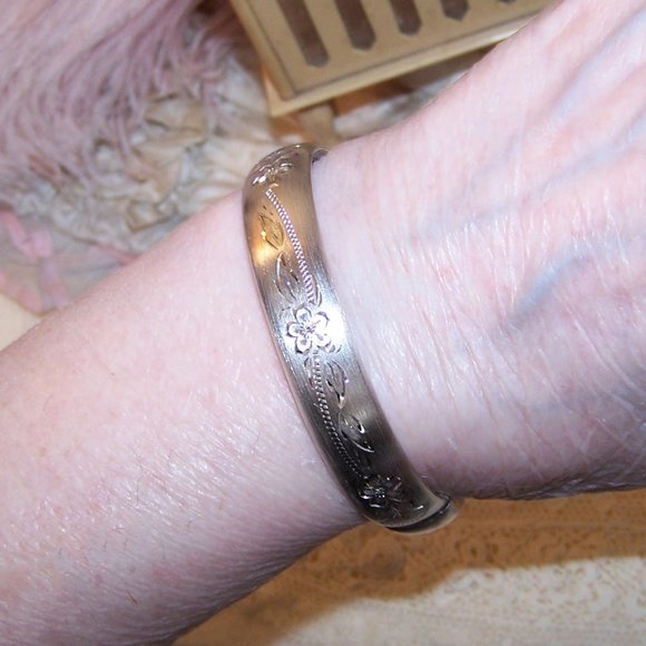 Vintage HFB Henry F Barrows Etched Sterling Silver Hinged Bangle Bracelet - Picture 4 of 9